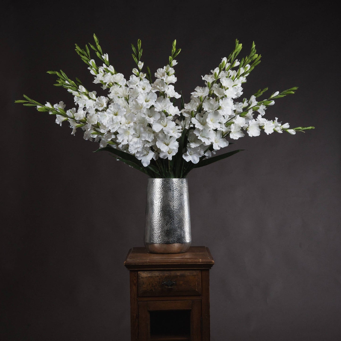 Lifelike White Gladioli Stems for Timeless Elegance - Darlington's Décor
